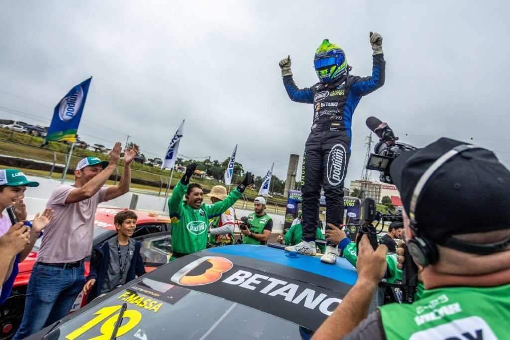 Felipe Massa comemora vitória na prova de Cascavel da Stock Car em 2023