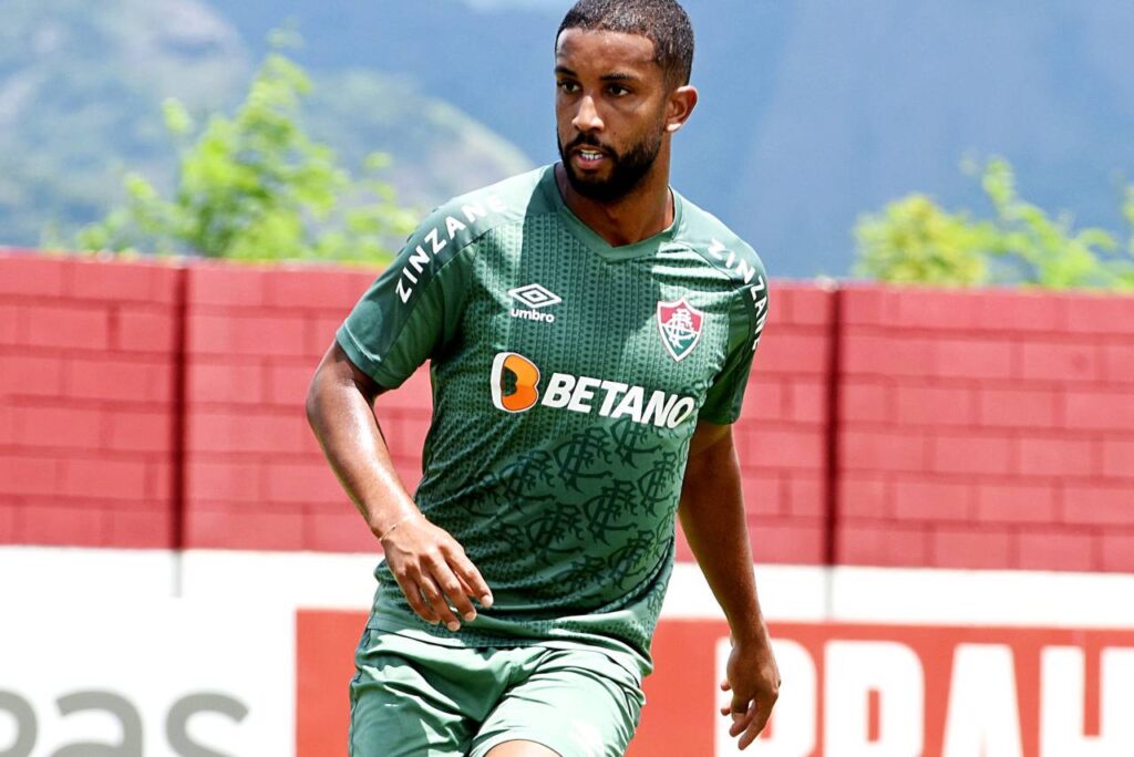 Lateral-esquerdo Jorge, reforço do CRB, em treino do Fluminense em 2023