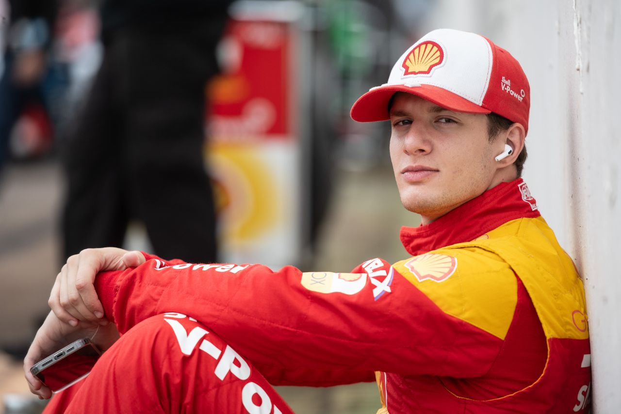 Gianluca Petecof sentado à beira do Autódromo de Cascavel, antes de prova da Stock Car