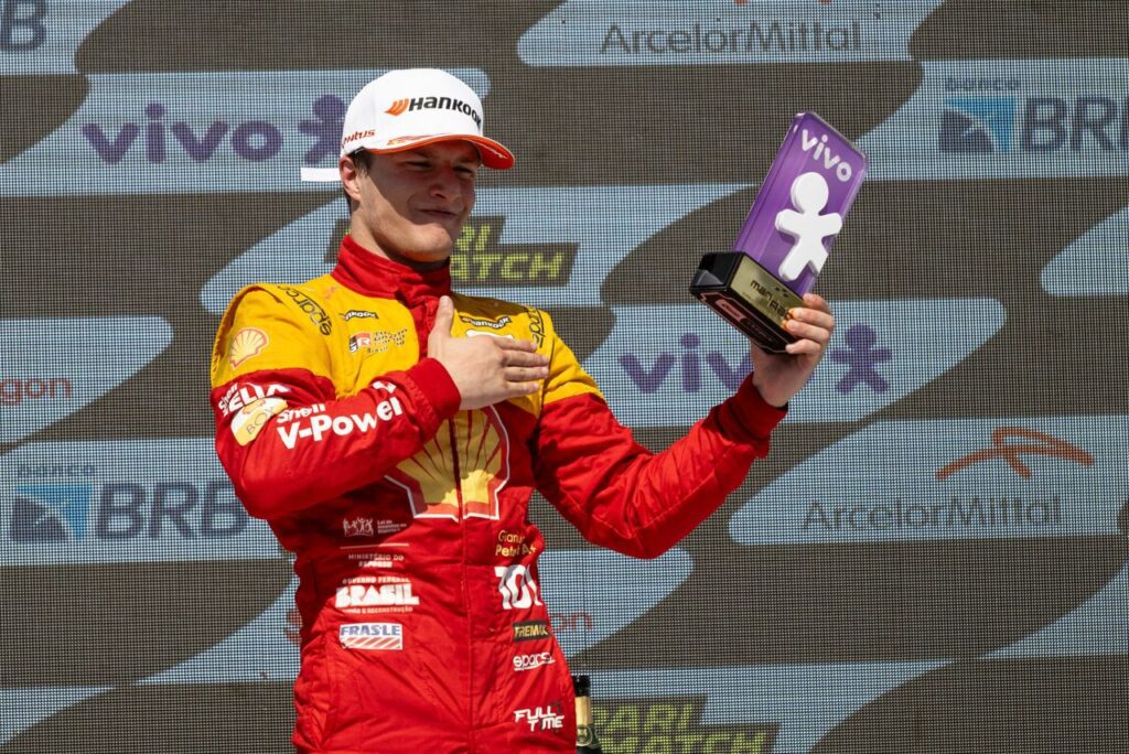 Gianluca Petecof no pódio da Stock Car 2023 em Velocitta