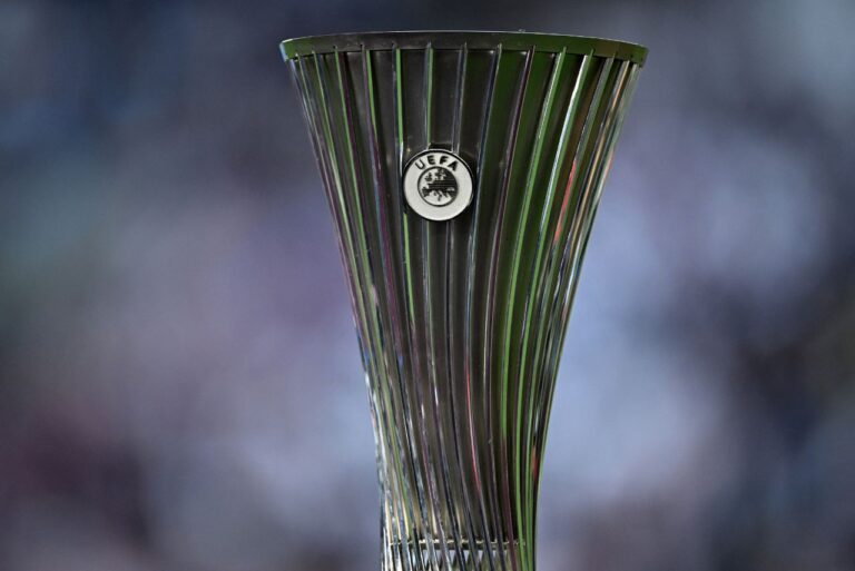 <p>Troféu da Conference League. Foto: Justin Tallis / AFP</p>
