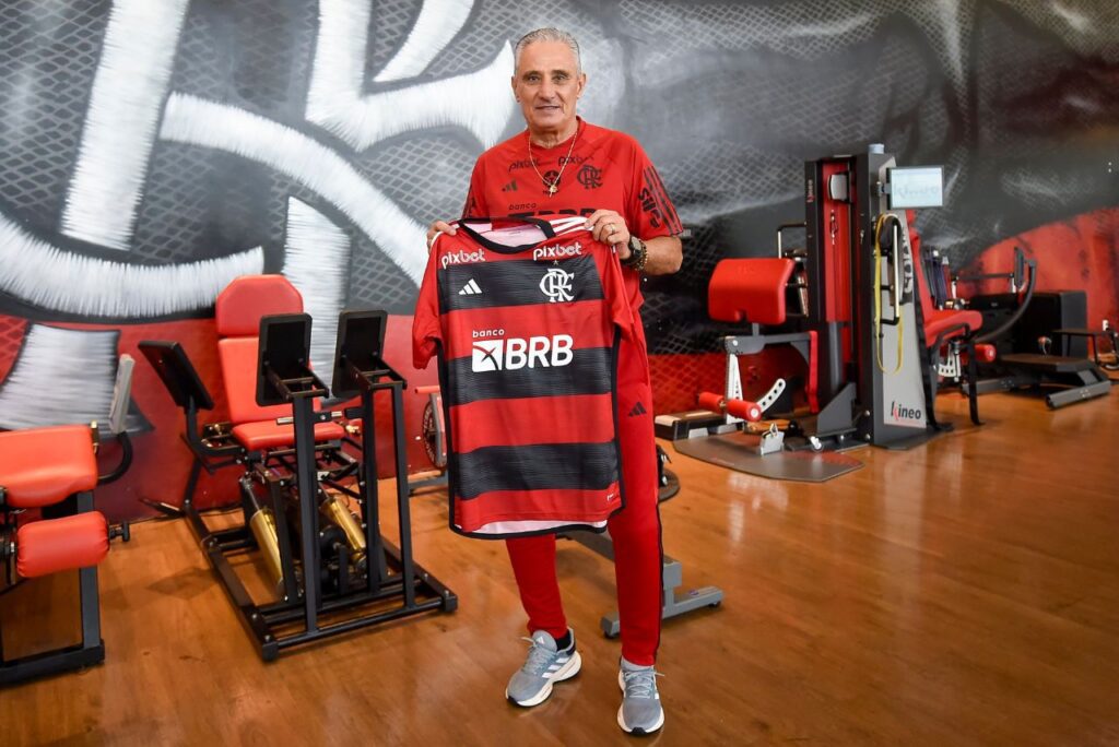 Tite encarou cirurgia no joelho direito (Foto: Marcelo Cortes/CRF)