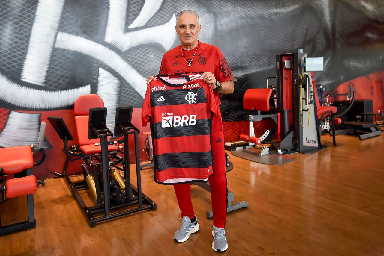 Tite encarou cirurgia no joelho direito (Foto: Marcelo Cortes/CRF)