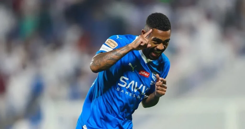 Jogador Malcom com a camisa do Al Hilal comemorando um gol