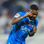 Jogador Malcom com a camisa do Al Hilal comemorando um gol