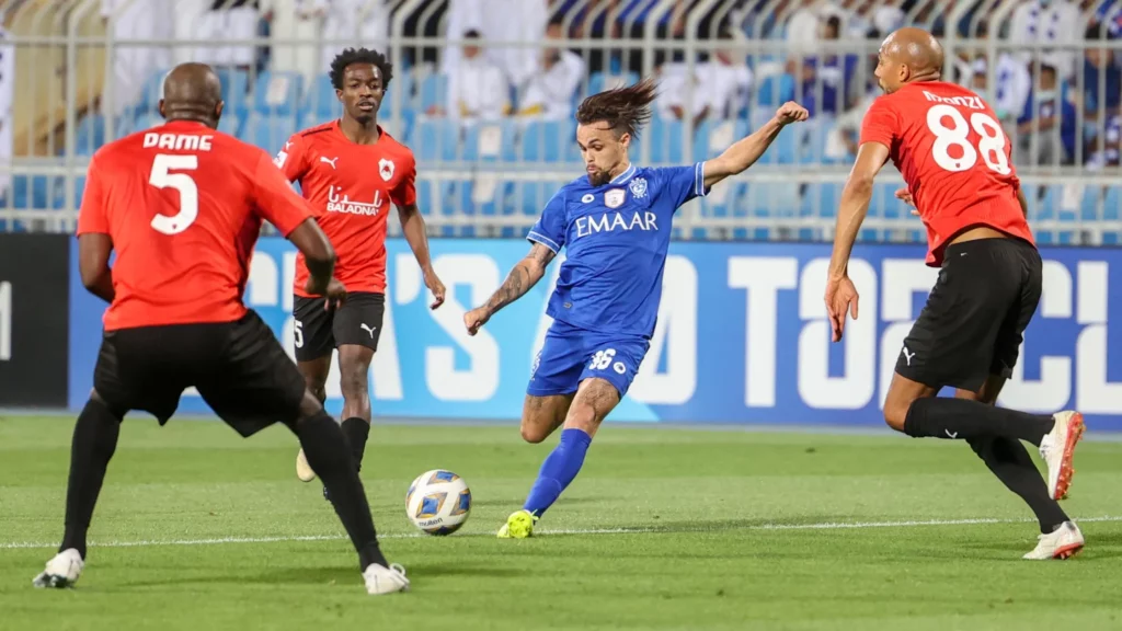 Jogador Michael do Al Hilal em campo com o uniforme azul