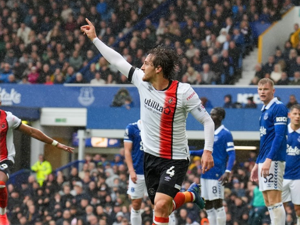Tom Lockyer, deixou o hospital após sofrer parada cardíaca Foto: Luton Town/Divulgação