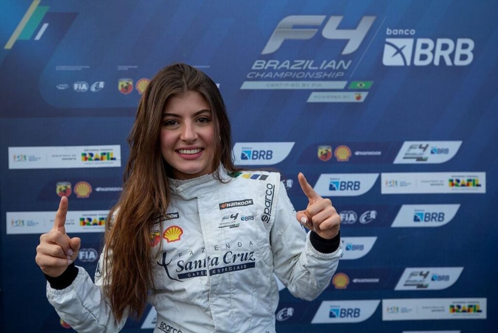 Cecília Rabelo comemora pole position na F4 Brasil