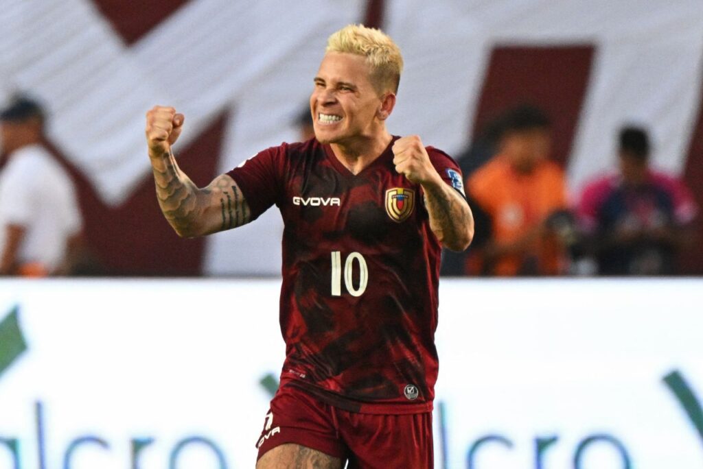 Atacante que pertence ao Santos em ação na Venezuela