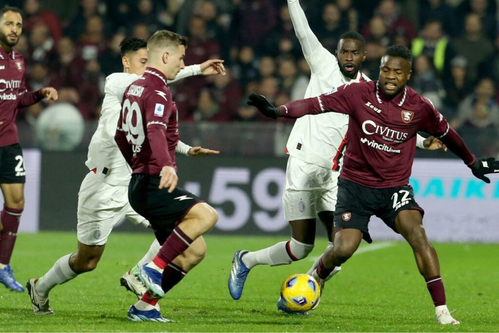 Milan e Salernitana fizeram duelo equilibrado (Foto: Carlo Hermann/AFP)