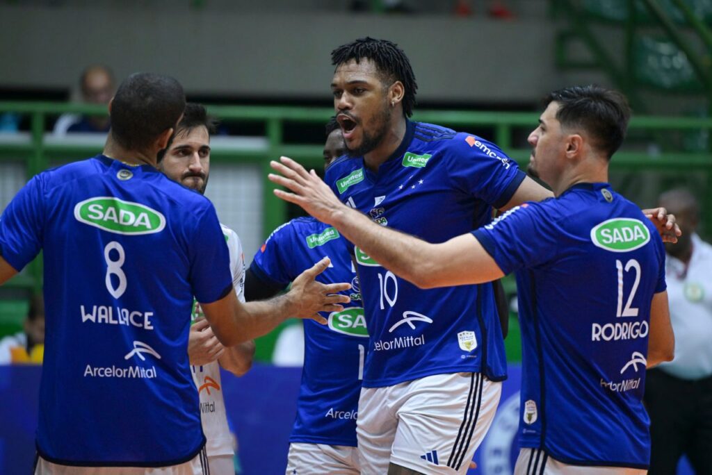 Jogadore do Sada Cruzeiro comemoram ponto contra o Araguari na superliga Masculina