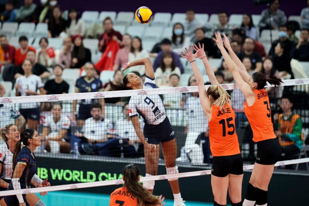 Kisy Nascimento ataca em lance do jogo Minas x Eczacibasi Dynavit, no Mundial de Clubes de Vôlei