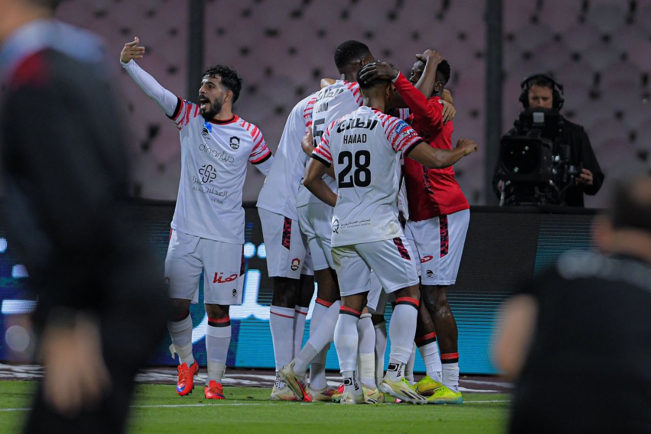 Al-Raed dominou e venceu o Al-Ittihad com um jogador a mais (Foto: X/Reprodução)