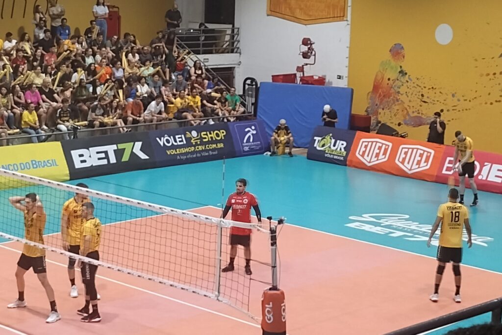 Franco saca em jogo Guarulhos x Minas na Superliga Masculina 2023/24
