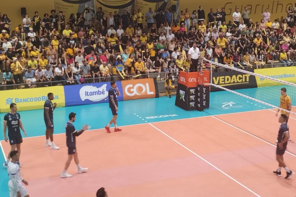 Time do Itambé Minas em jogo contra o Vedacit Guarulhos na Superliga Masculina 2023/24