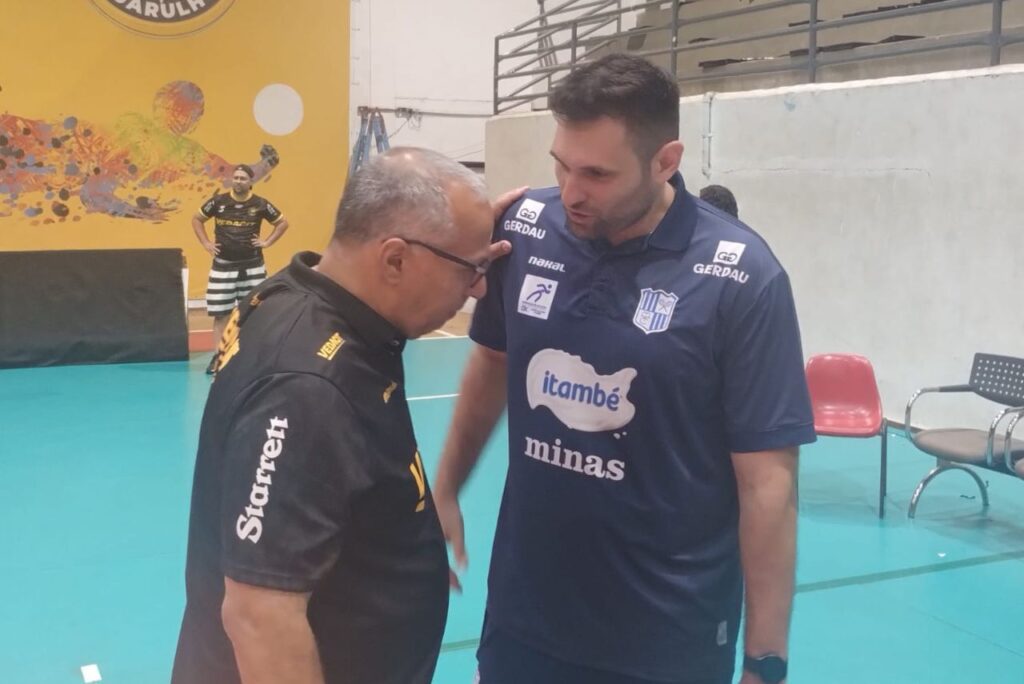 Treinadores Nery Tambeiro, do Vedavit Guarulhos, e Guilherme Novaes, do Itambé Minas, conversam após jogo da Superliga 2023/24