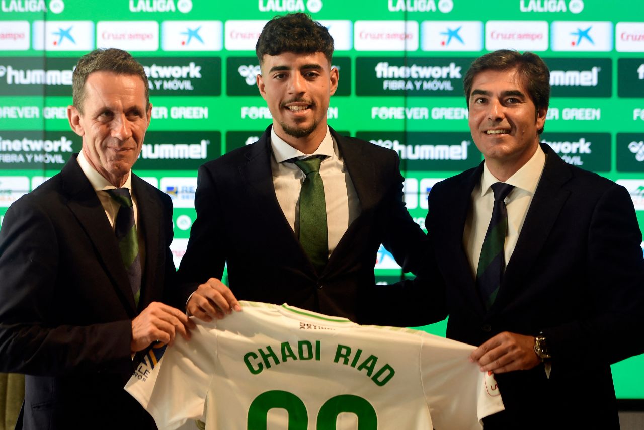 Defensor do Barcelona em apresentação no Betis