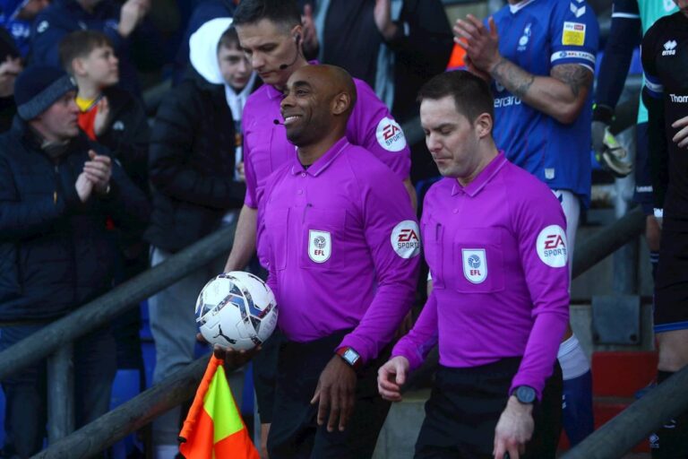 <p>Sam Allison vai ser o árbitro da partida entre Sheffield United e Luton Town. Foto: Divulgação/EFL</p>
