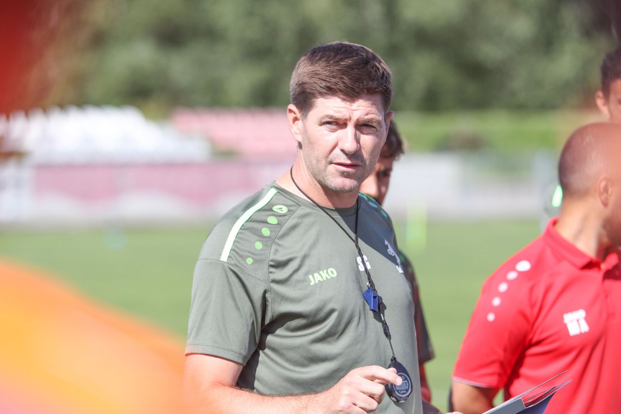 Time treinado por Gerrard não vive bom momento