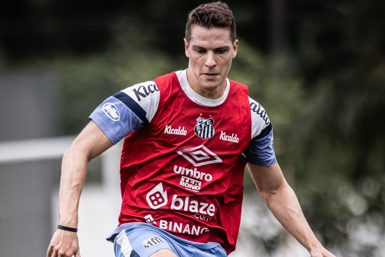 Atacante em treino do Santos
