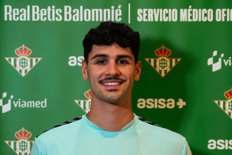 <p>Ex-jogador do Internacional é novo reforço do Betis. Foto: Reprodução/Betis</p>