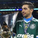 Abel Ferreira com a taça do campeonato Brasileiro 2023