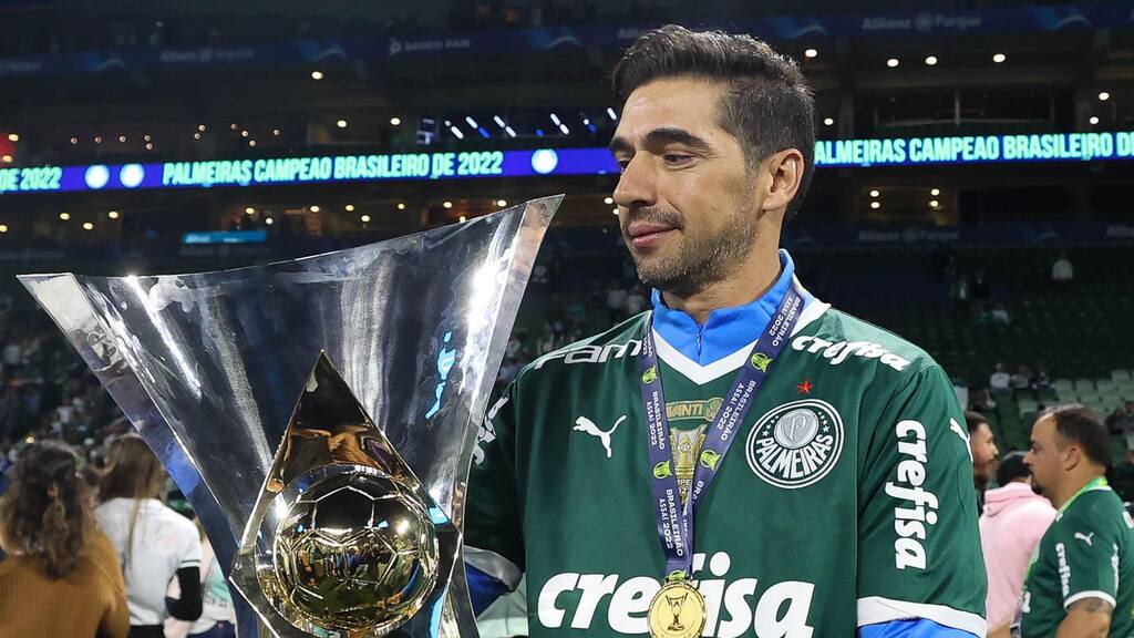 Abel Ferreira com a taça do campeonato Brasileiro 2023