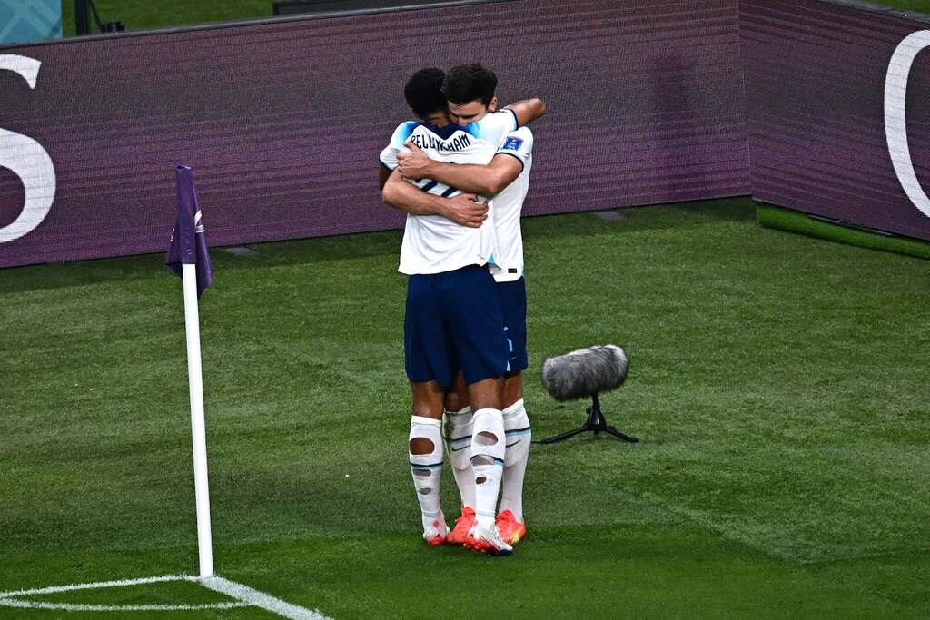 Jogadores da seleção da Inglaterra se abraçando em campo