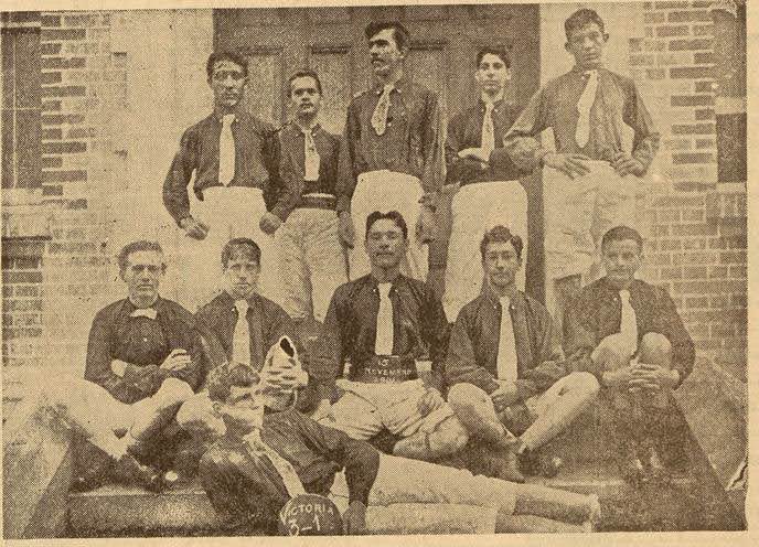 Foto em preto e branco do primeiro time de basquete do Brasil