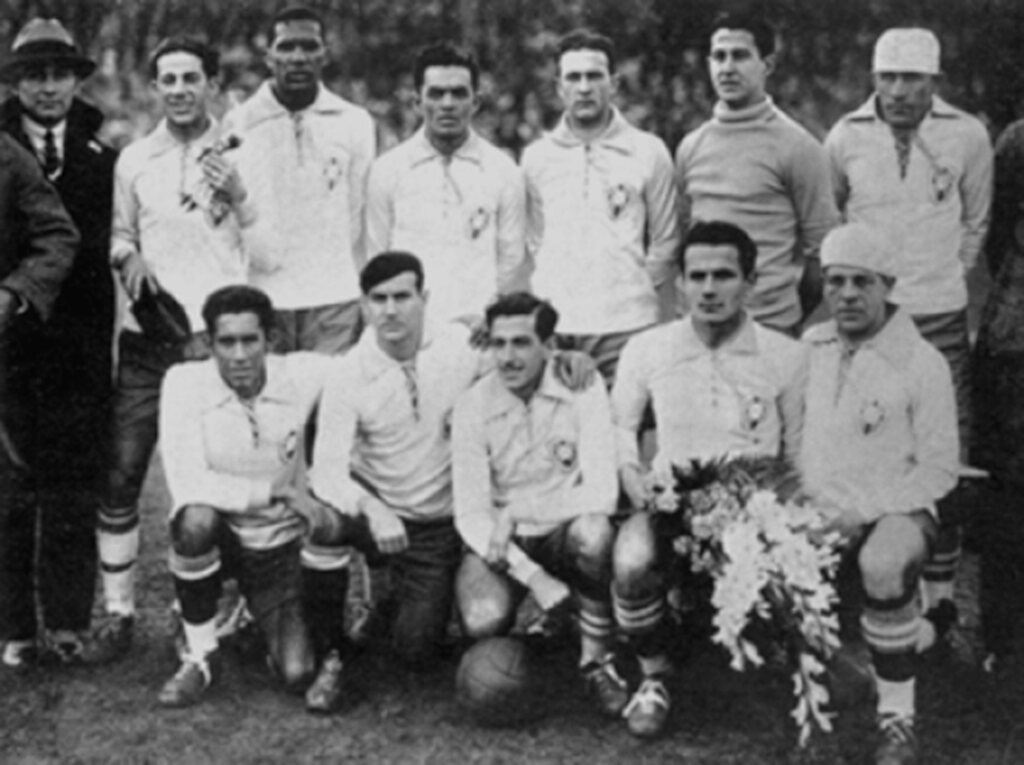 Primeiro uniforme Jogadores da seleção brasileira de 1930, durante a primeira Copa do Mundo, em preto e branco.