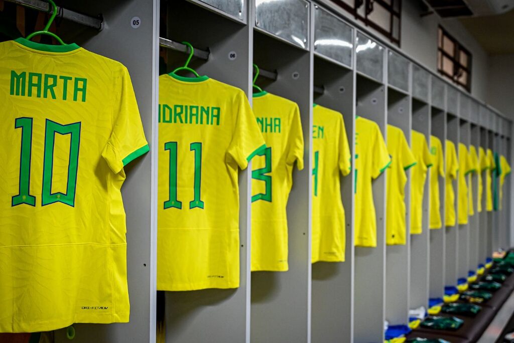 Vestiário de futebol com as camisas da seleção brasileira feminina de futebol.