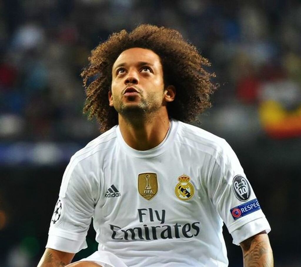 Patch de campeão Jogador de futebol, Marcelo, vestindo uniforme branco do Real Madrid, com o Patch de campeão mundial no peito.