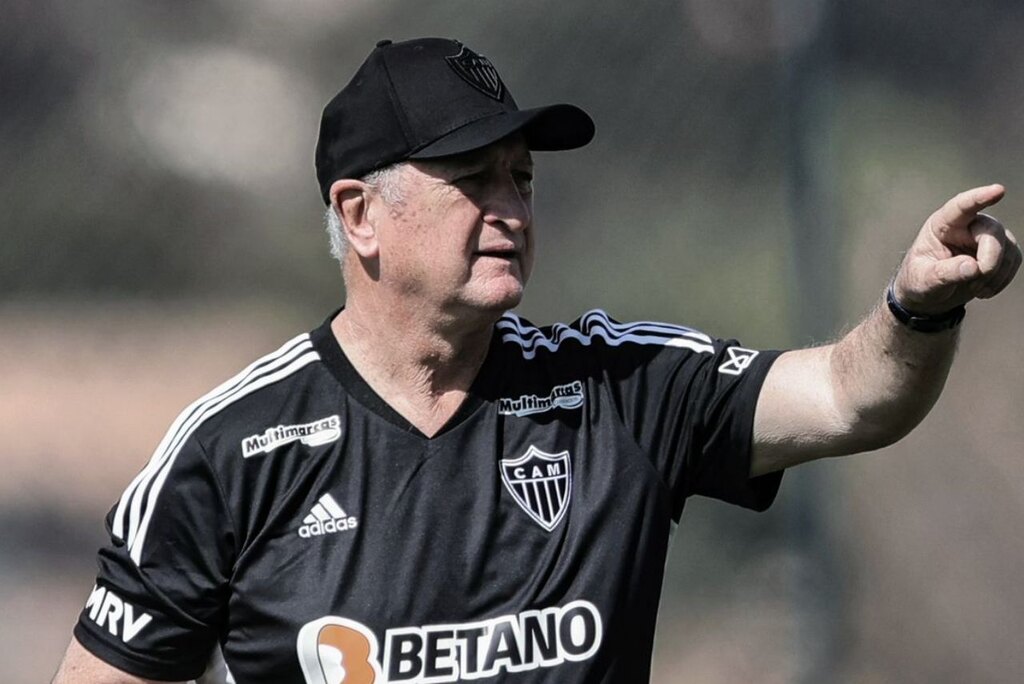 Técnico de futebol Luiz Felipe Scolari, vestindo uniforme do Atlético MG, durante treino da equipe.