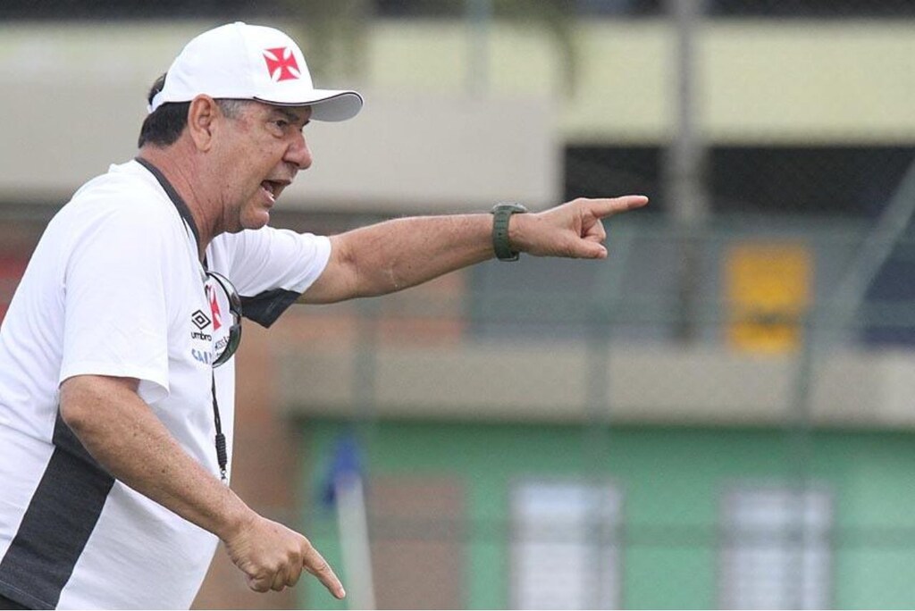 Ex-técnico de futebol, Joel Santana comandando o Vasco.