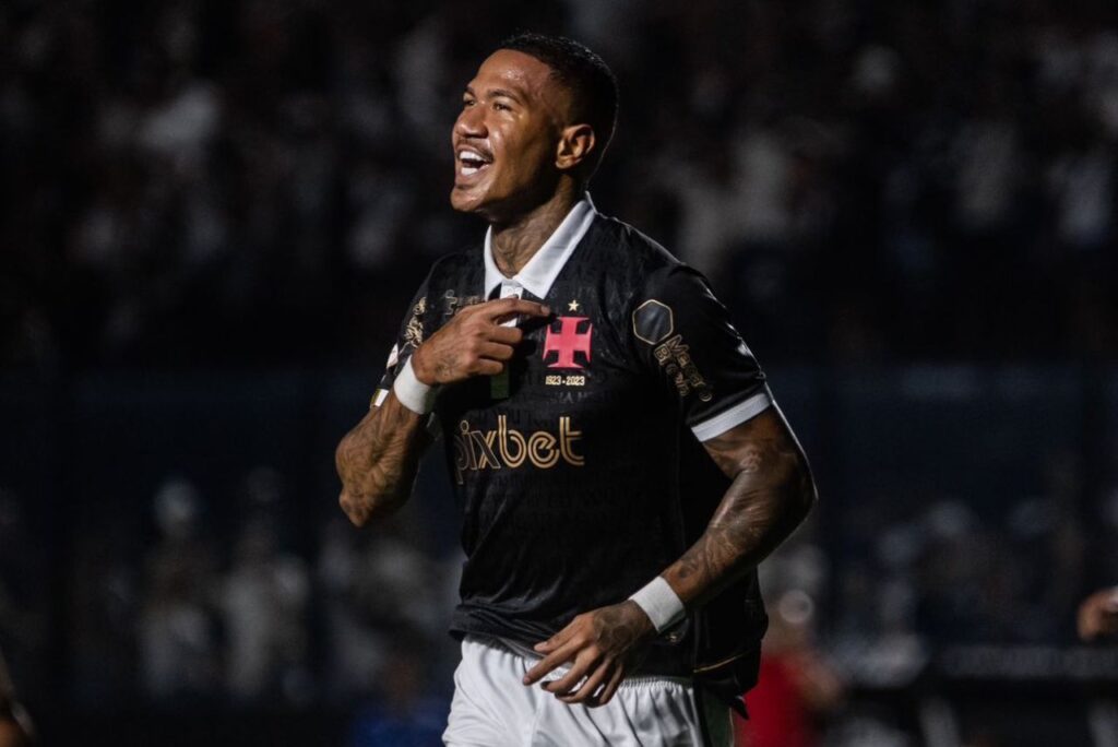 Zé Gabriel comemora gol pelo Vasco