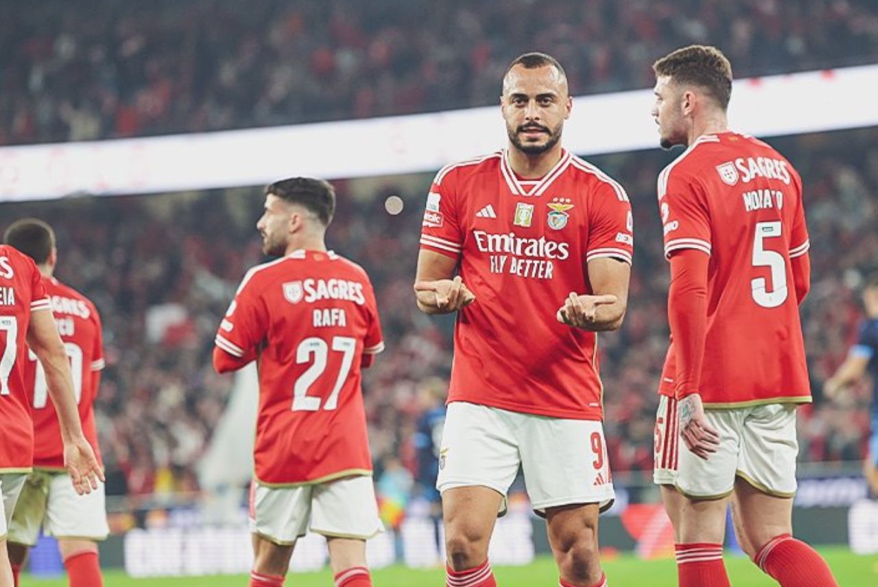 Brasileiro comemorando o primeiro gol do Benfica