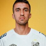 Meia é mais um reforço do Santos