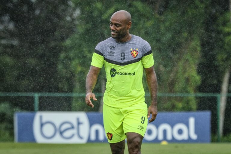 <p>Vagner Love assinou com o Atlético-GO por uma temporada (Foto: Rafael Bandeira/SCR)</p>