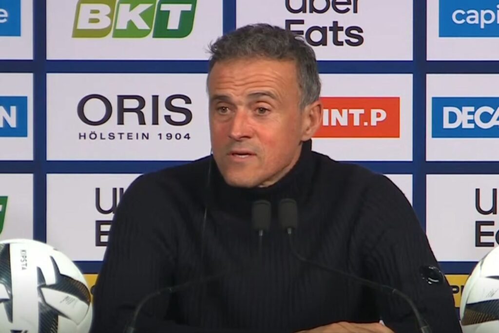 Luis Enrique em entrevista coletiva após a vitória do PSG na Supercopa da França 2023 (Foto: OneFootball/Reprodução)