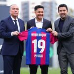 Rafael Yuste, vice-presidente do Barcelona, Vitor Roque e Deco, diretor de futebol (Foto: Pau Barrena/AFP)
