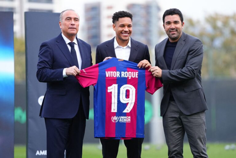 <p>Rafael Yuste, vice-presidente do Barcelona, Vitor Roque e Deco, diretor de futebol (Foto: Pau Barrena/AFP)</p>
