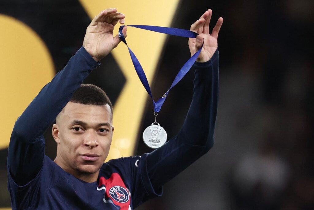 Mbappé na premiação da Supercopa da França (Foto: Franck Fife/AFP)