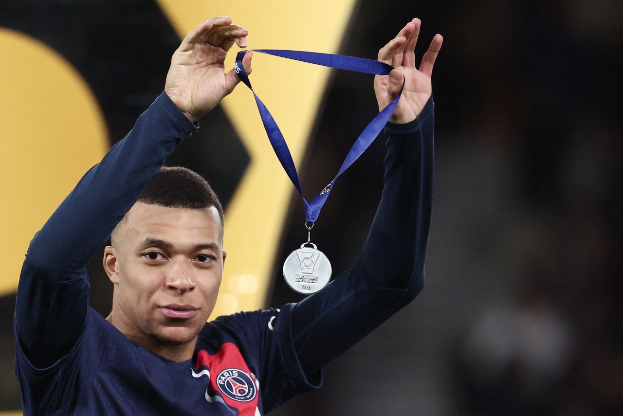 Mbappé na premiação da Supercopa da França (Foto: Franck Fife/AFP)