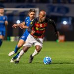 Vagner Love é o novo atacante do Atlético-GO. Foto: Léo Piva/ SCR