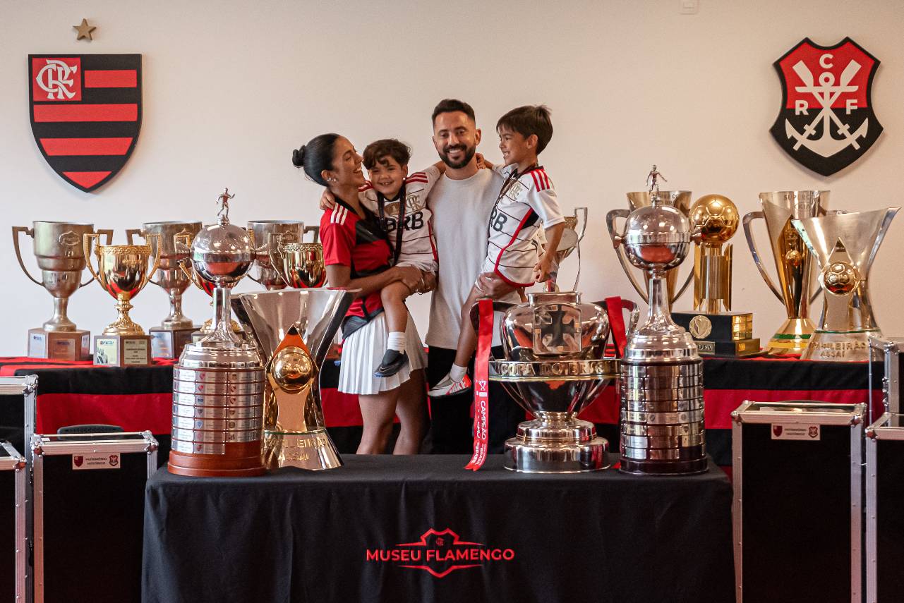 Everton Ribeiro e sua familia durante homenagem no CT do Flamengo. Paula Reis / CRF