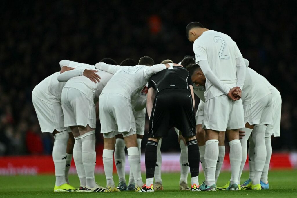 Arsenal vestiu uniforme branco pelo terceiro ano consecutivo (Foto: X/Reprodução)