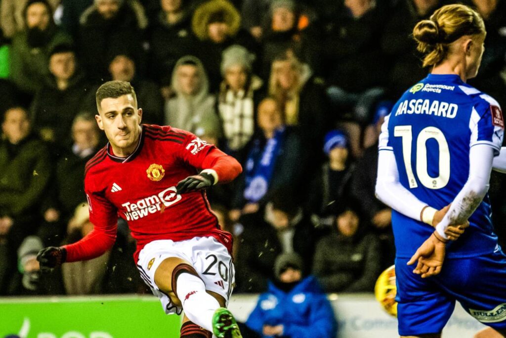 Dallot marcou o primeiro gol do Manchester United no jogo. Foto: Reprodução/X