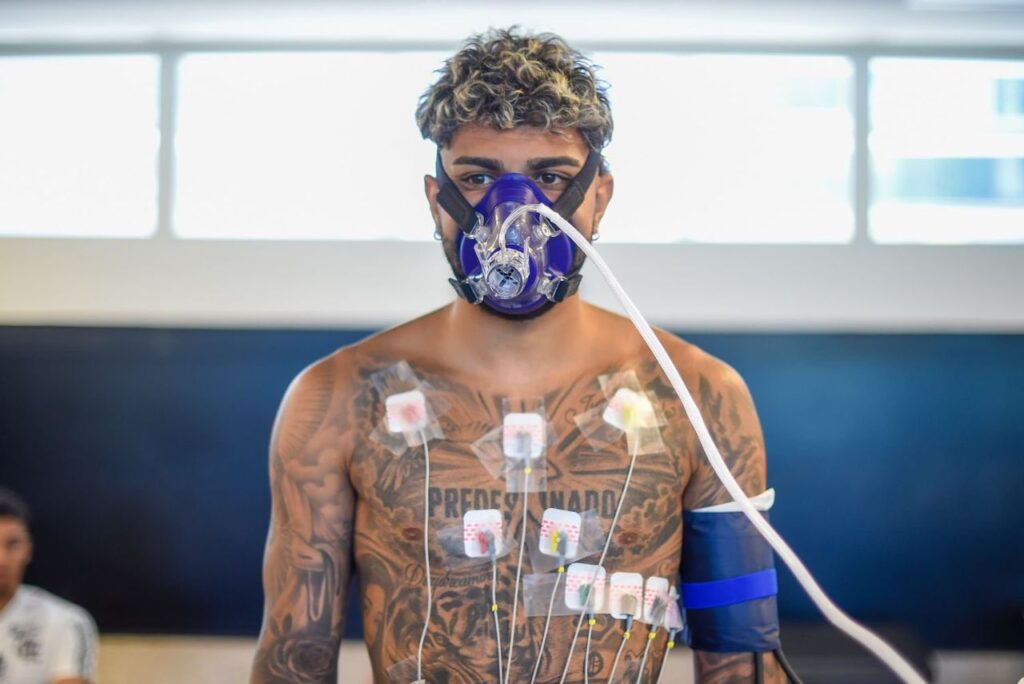 Atacante Gabigol em bateria de exames no CT do Flamengo
