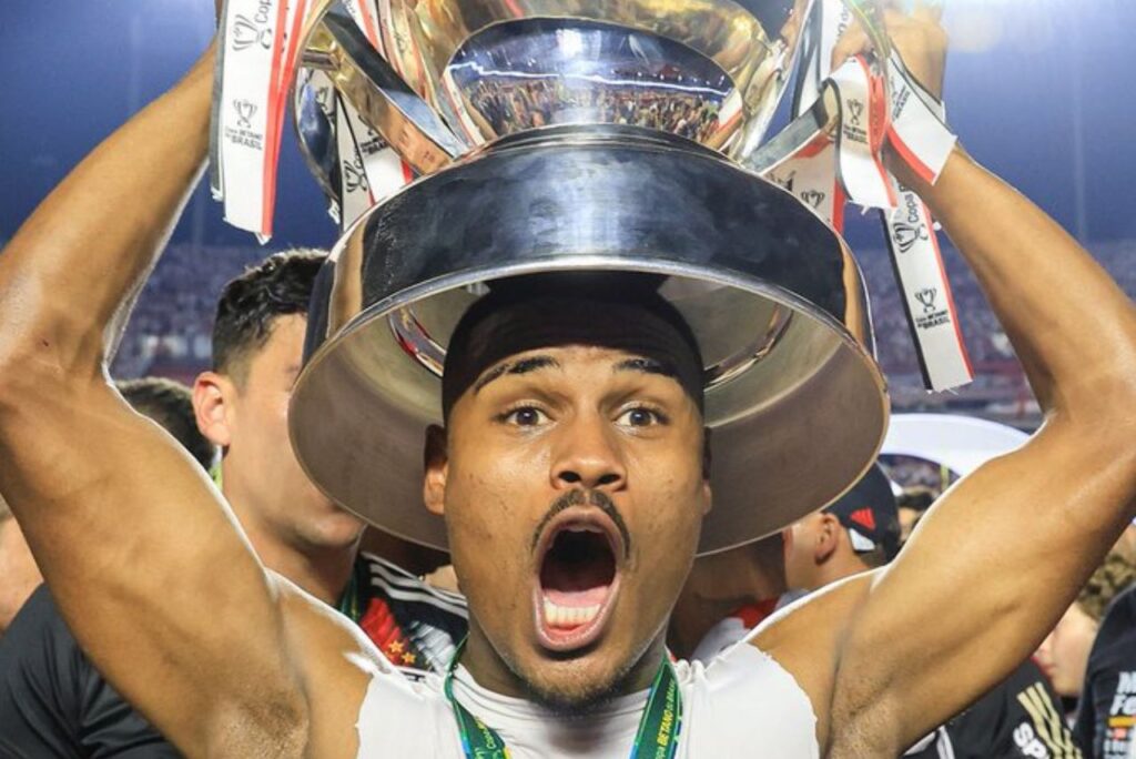 Nathan com a taça da Copa do Brasil do São Paulo