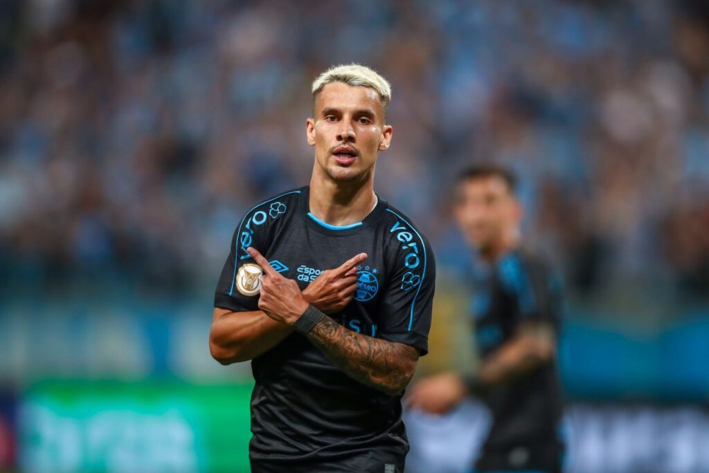 Novo atacante do São Paulo em ação pelo Grêmio